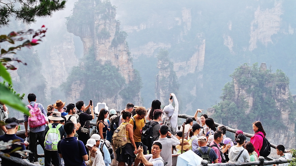 Güz Ortası Bayramı tatilinde Zhangjiajie Ulusal Orman Parkı'nı ziyaret eden turistler. /VCG