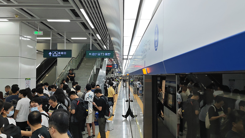 Güz Ortası Bayramı arifesinde Guangzhou-Shenzhen şehirlerarası tren hattındaki yolcular. /VCG