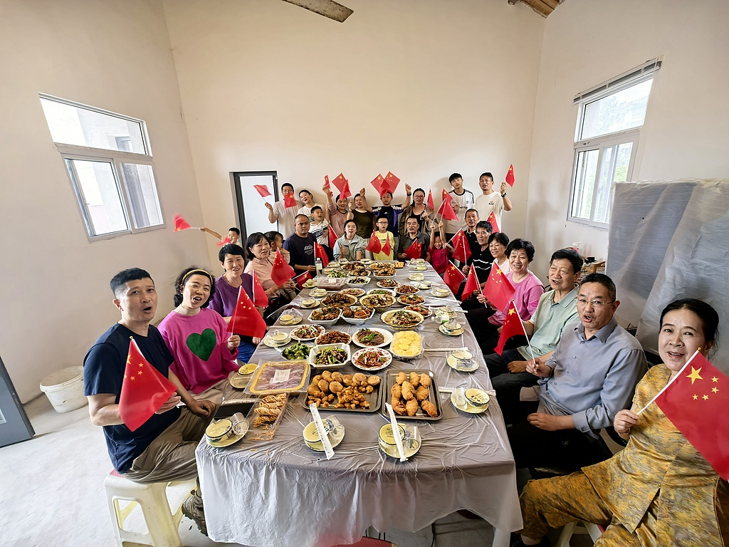 Jiangsu eyaletinin Suqian kentinde bir aile Güz Ortası Bayramı için kırsal bir avluda bir araya geliyor. /VCG