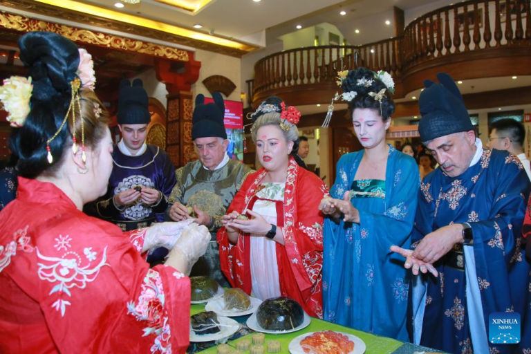 Xi’an’da Hanfu giyen yabancı turistler Güz Ortası Bayramı kapsamında ay çöreği yapımını öğreniyor.