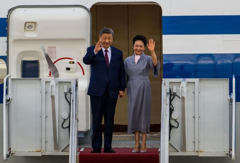 Xi Jinping ve Peng Liyuan, 23 Eylül 2026’da Joint Base Andrews’a varışlarında