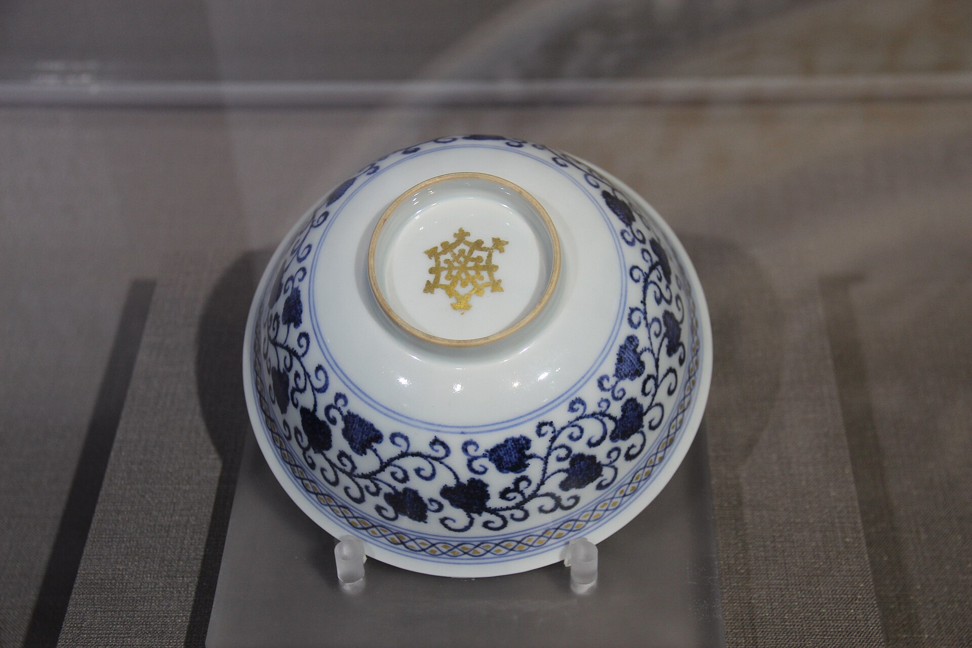 Special Exhibit of Porcelain from Yongle Reign of Ming Dynasty, Palace Museum, Taipei, Taiwan. Complete indexed photo collection at WorldHistoryPics.com.