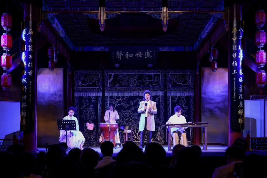 Zhengyici Opera Binası sahnesinde Çinli ve Fransız müzisyenler konser performansı sergiliyor