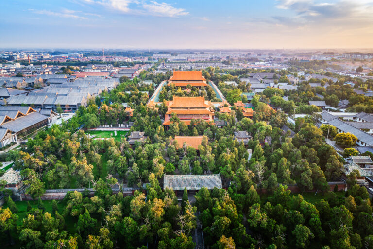 Qufu’daki tarihi tapınak kompleksi, ağaçlar ve kentin geniş panoramasıyla havadan görülüyor