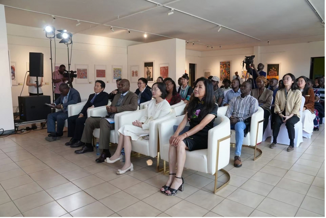 Nairobi’deki serginin açılışında davetliler, sanat eserleri arasında töreni izliyor.