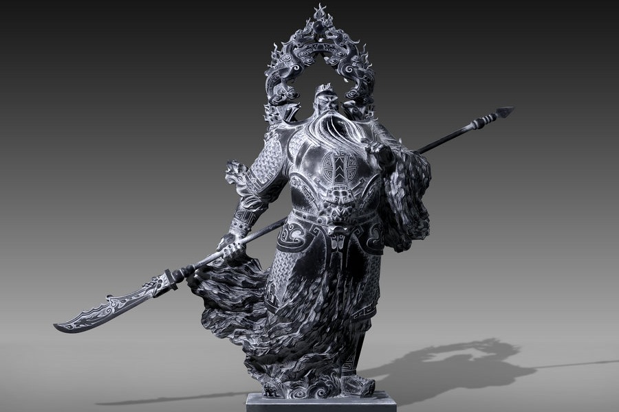 Siyah taş Guan Yu heykeli, silahıyla birlikte gri fonda sergileniyor