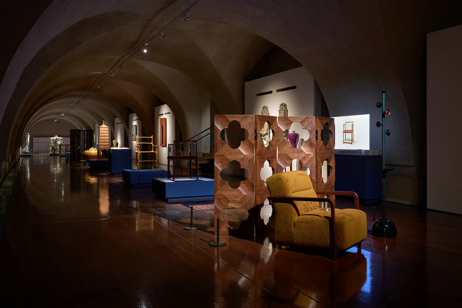Somerset House’deki uzun galeride sergilenen çağdaş Çin zanaatı ve tasarım nesneleri.