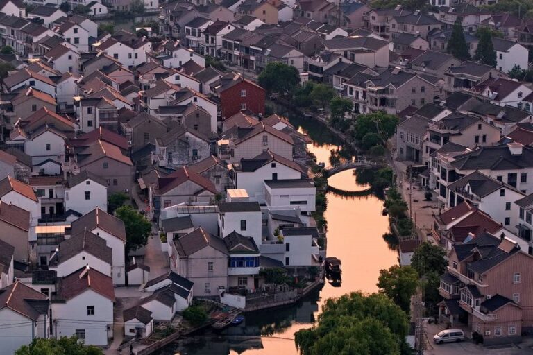 Suzhou’daki kanal çevresinde yoğunlaşan geleneksel köy evlerinin havadan görünümü