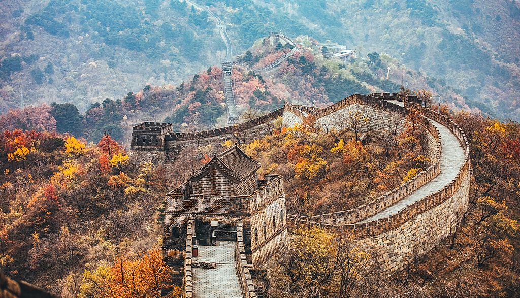 Mutianyu Çin Seddi ve sonbahar renklerine bürünmüş ormanlar