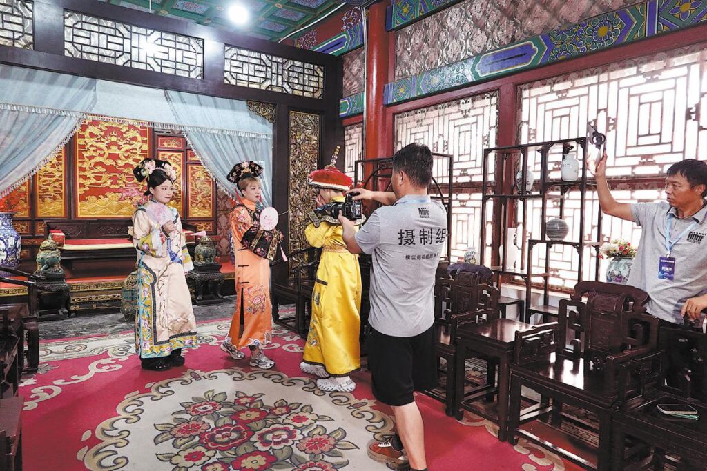 Hengdian World Studios’ta dönem kostümleriyle kısa dizi çeken turistler