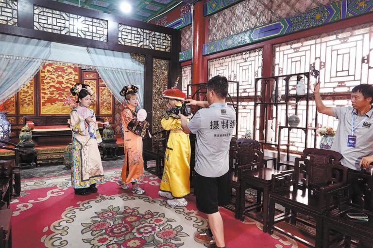 Hengdian World Studios’ta dönem kostümleriyle kısa dizi çeken turistler