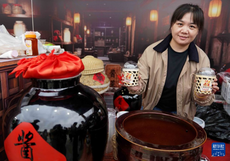 16 Ekim 2026'da Beijing'deki Liubiju festivalinde geleneksel sos ve turşu ürünleri sergileniyor. Fotoğraf: Zhao Yusi / Xinhua.