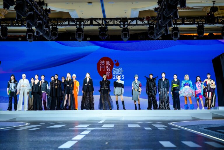Makao Moda Festivali 2025'te podyumda toplu poz veren modeller; 23 Ekim 2026 tarihli haber için arşiv görseli.