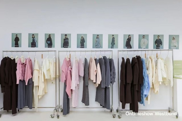 Şanghay Ontimeshow 2027 ilkbahar yaz moda fuarında farklı renk ve dokularda giysiler sergileniyor