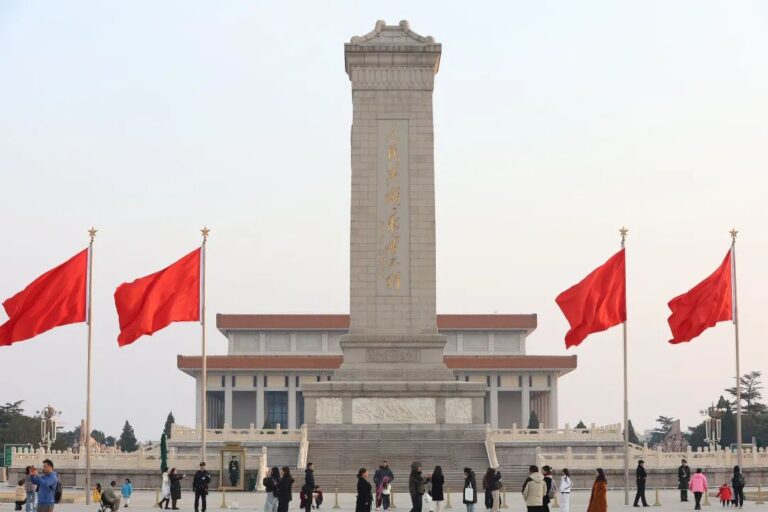 Pekin Tiananmen Meydanı'ndaki Halk Kahramanları Anıtı ve Çin bayrakları