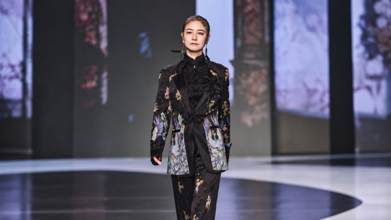 2026 Wuhan Fashion Week’te Ji Wenbo tasarımlarını taşıyan model. Fotoğraf: Organizatör / Jiu Pai News