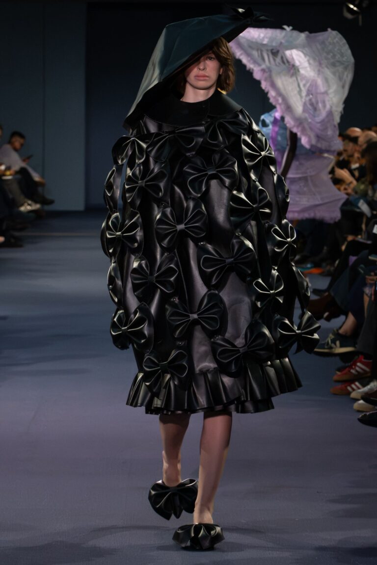 Yui Chen’in Hyères Moda Festivali’nde ödül alan Food Cover koleksiyonundan tasarım. Fotoğraf: Arnel Dela Gente / Vogue.