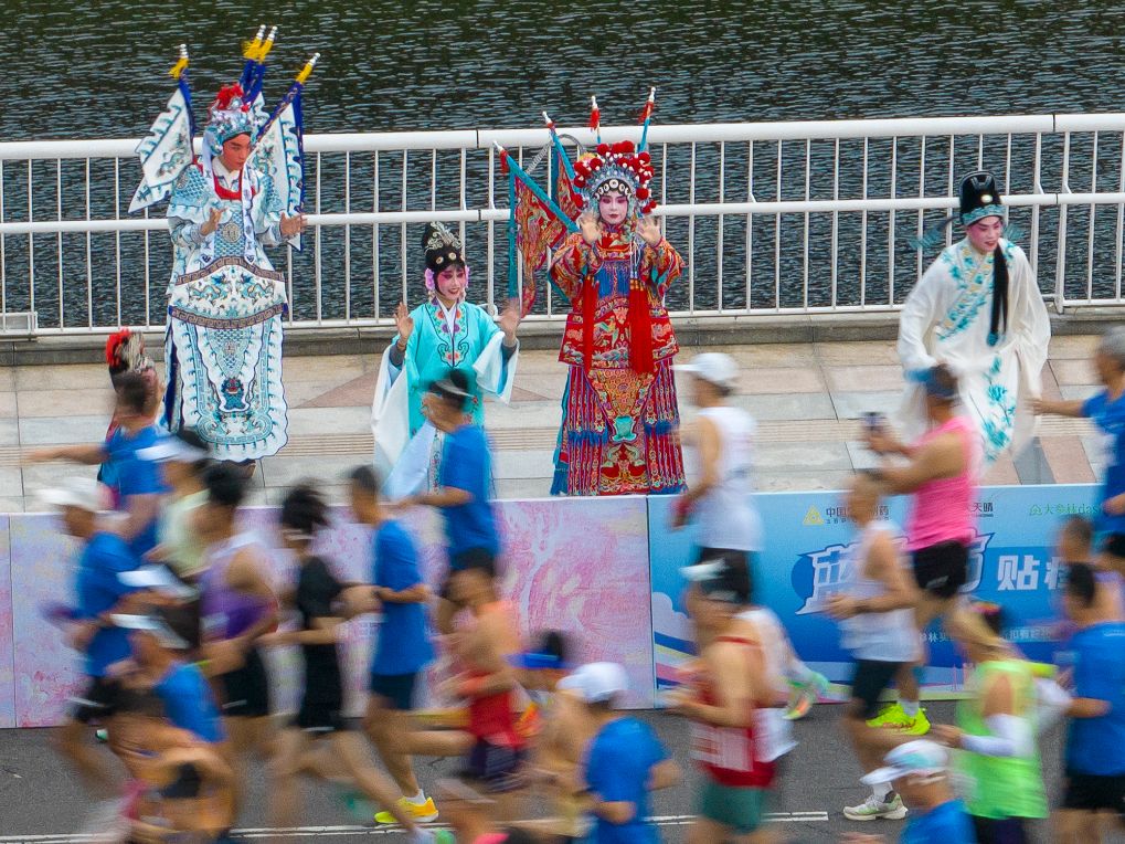 18 Ekim 2026 Zhengzhou Maratonu'nda Henan Operası sanatçıları koşucuları gösteriyle karşılıyor. Fotoğraf: Ma Shuran / Xinhua.