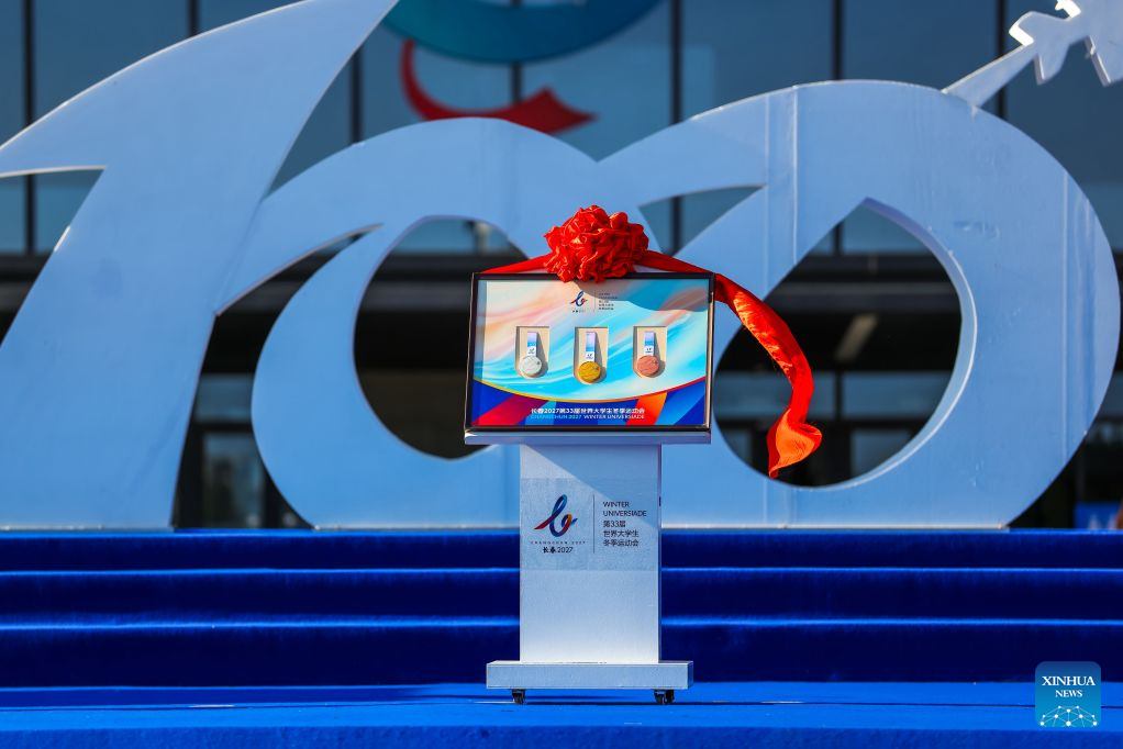 Changchun 2027 Kış Üniversite Oyunları’nın madalyası ve kırmızı kurdeleli meşalesi sergileniyor