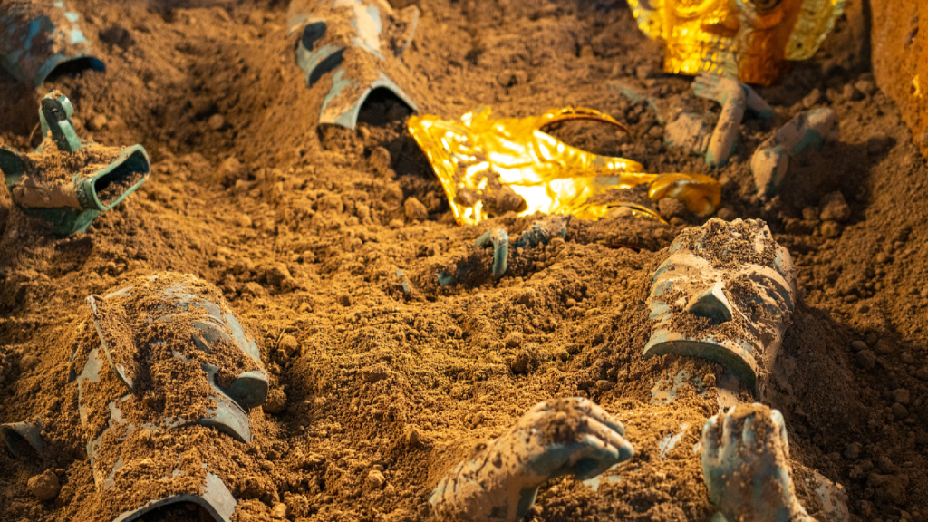 Toprak altında bulunan Sanxingdui maskeleri ve heykel parçaları sıcak ışıkla görüntüleniyor