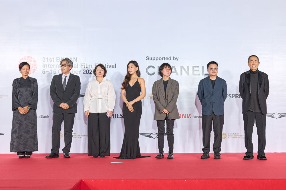 Zhang Yimou, Busan Film Festivali ana yarışma jürisiyle kırmızı halıda birlikte görüntüleniyor.