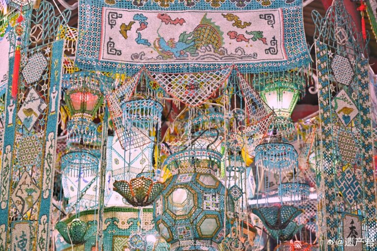 Çeşitli renklerde boncuklarla süslenmiş geleneksel fenerler ve bambu çerçeveler sergi alanında görülüyor.