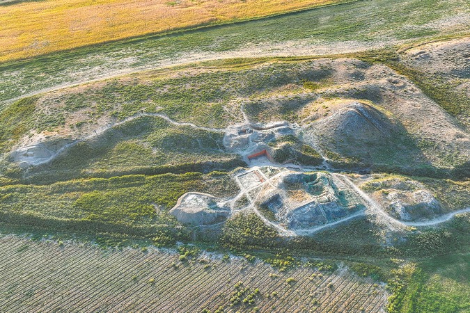 Havadan görülen Navekat arkeolojik alanı, çevresindeki tarım arazileri ve yeşil tepelerle birlikte görüntüleniyor