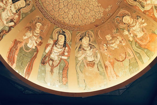 Qiuci mağara sanatından yeniden üretilmiş, renkli figürlerle bezeli kubbe freskinin görünümü